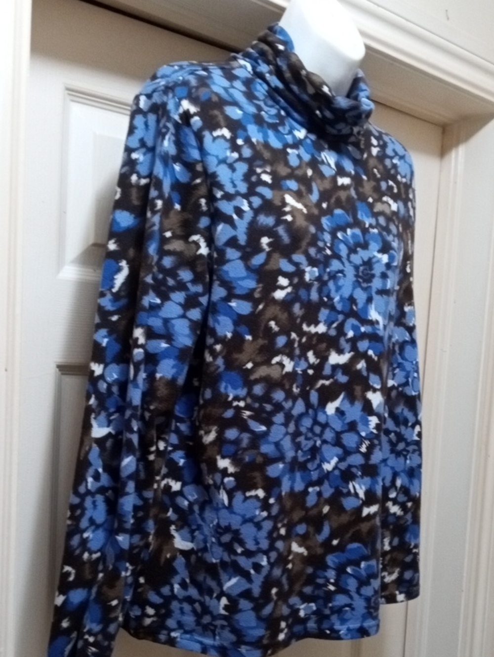 💲2▶TanJay Blue and Black Floral Turtleneck Top